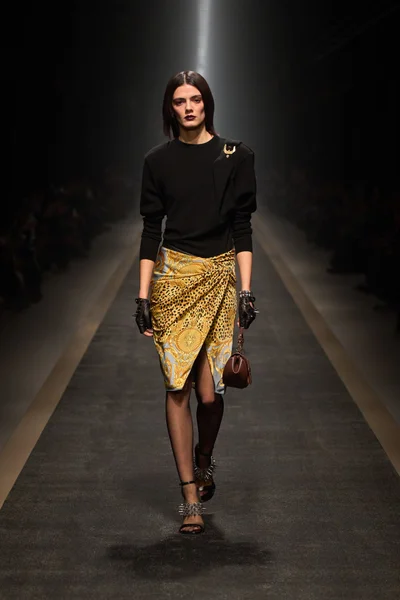 Look 16